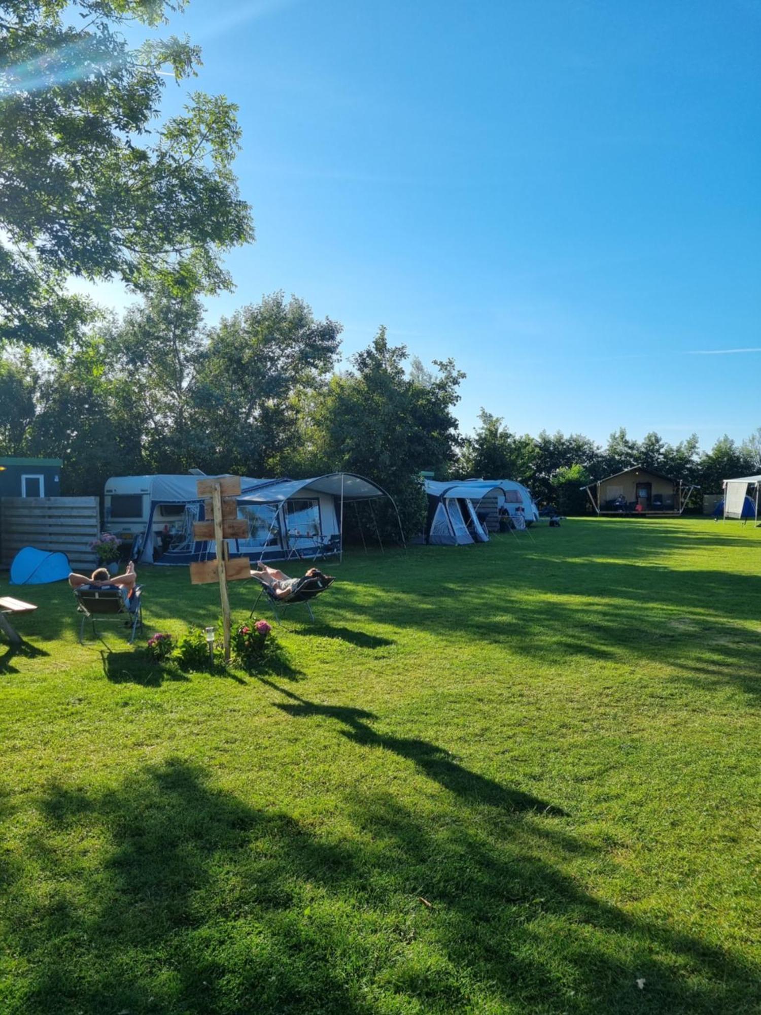Finse Woning Op Camping De Tulpenweide Breezand Exterior foto